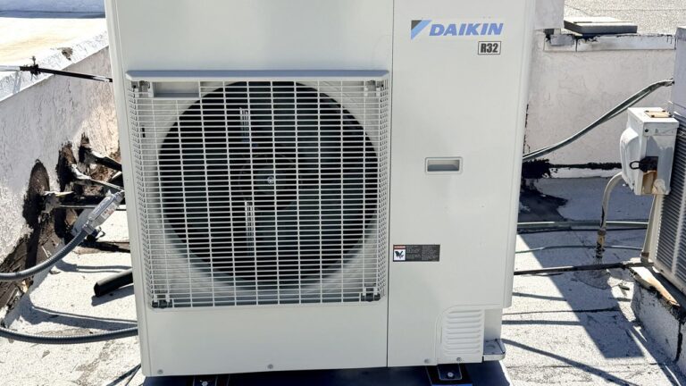 Cold Cloud technician maintaining a rooftop Daikin heat pump in Los Angeles