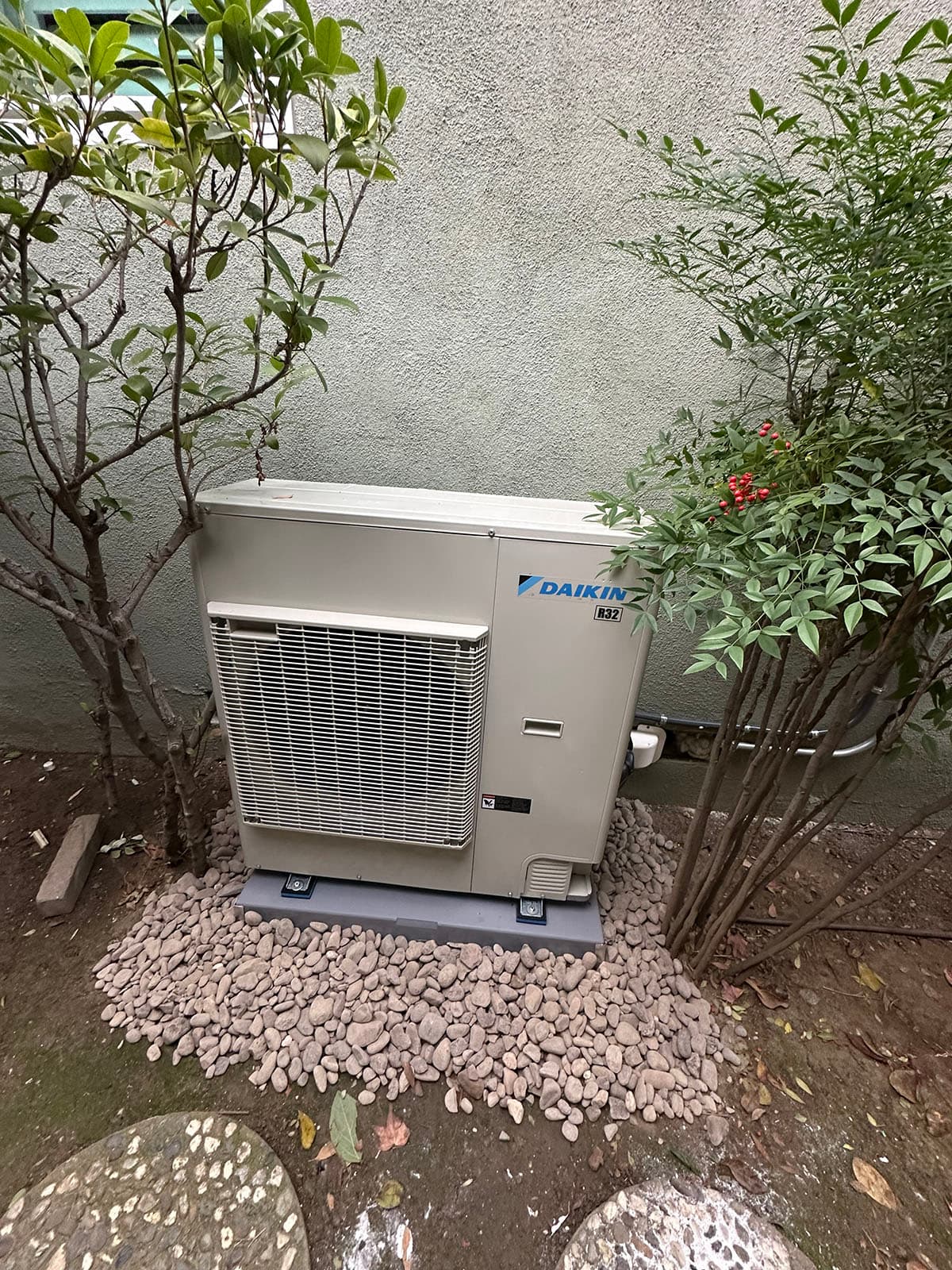 Daikin DH7 outdoor heat pump unit installed in Los Angeles