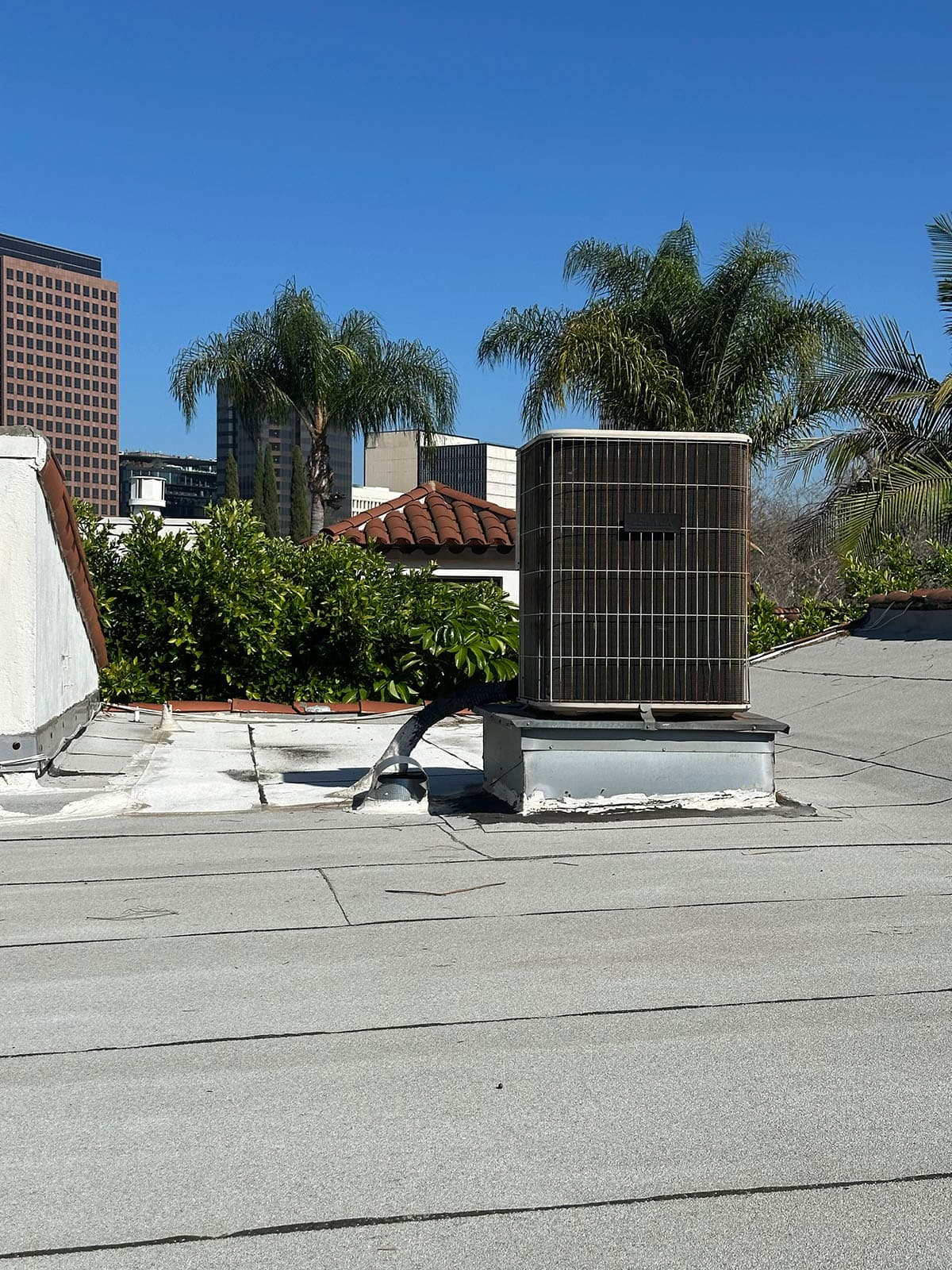 Old rooftop air conditioning unit before Daikin heat pump upgrade