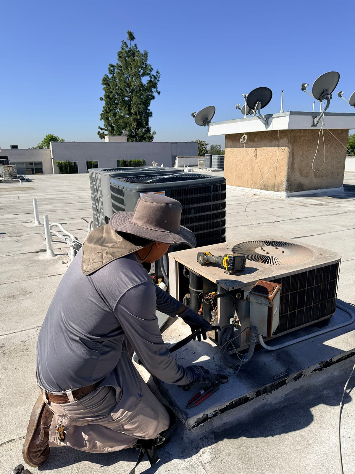 Technician preparing Goodman heat pump rooftop install Pasadena Technician preparing Goodman heat pump rooftop installation in Pasadena