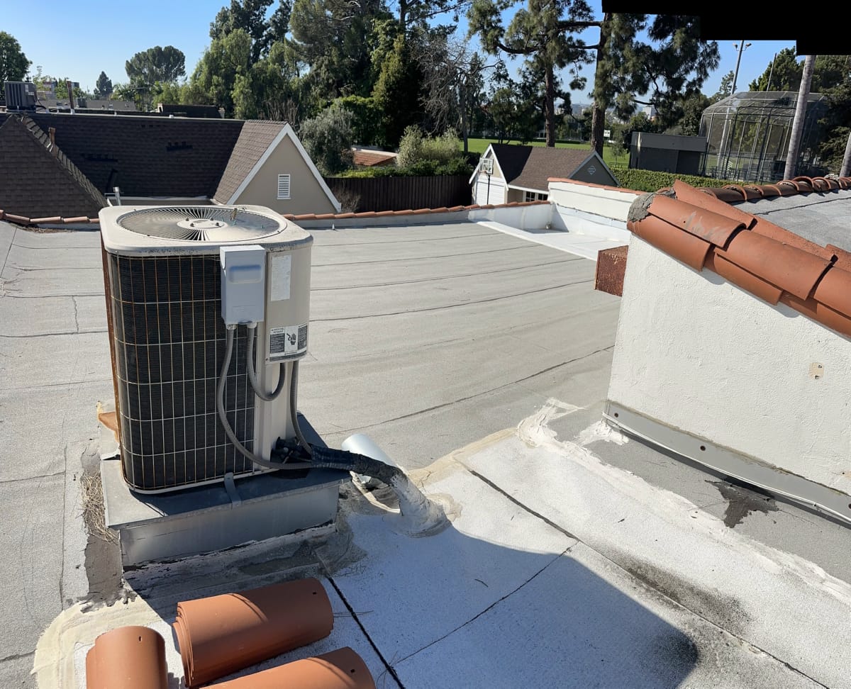 5 ton capacity rooftop HVAC unit, large residential property Large capacity HVAC condenser unit on rooftop pad for sizable residential property